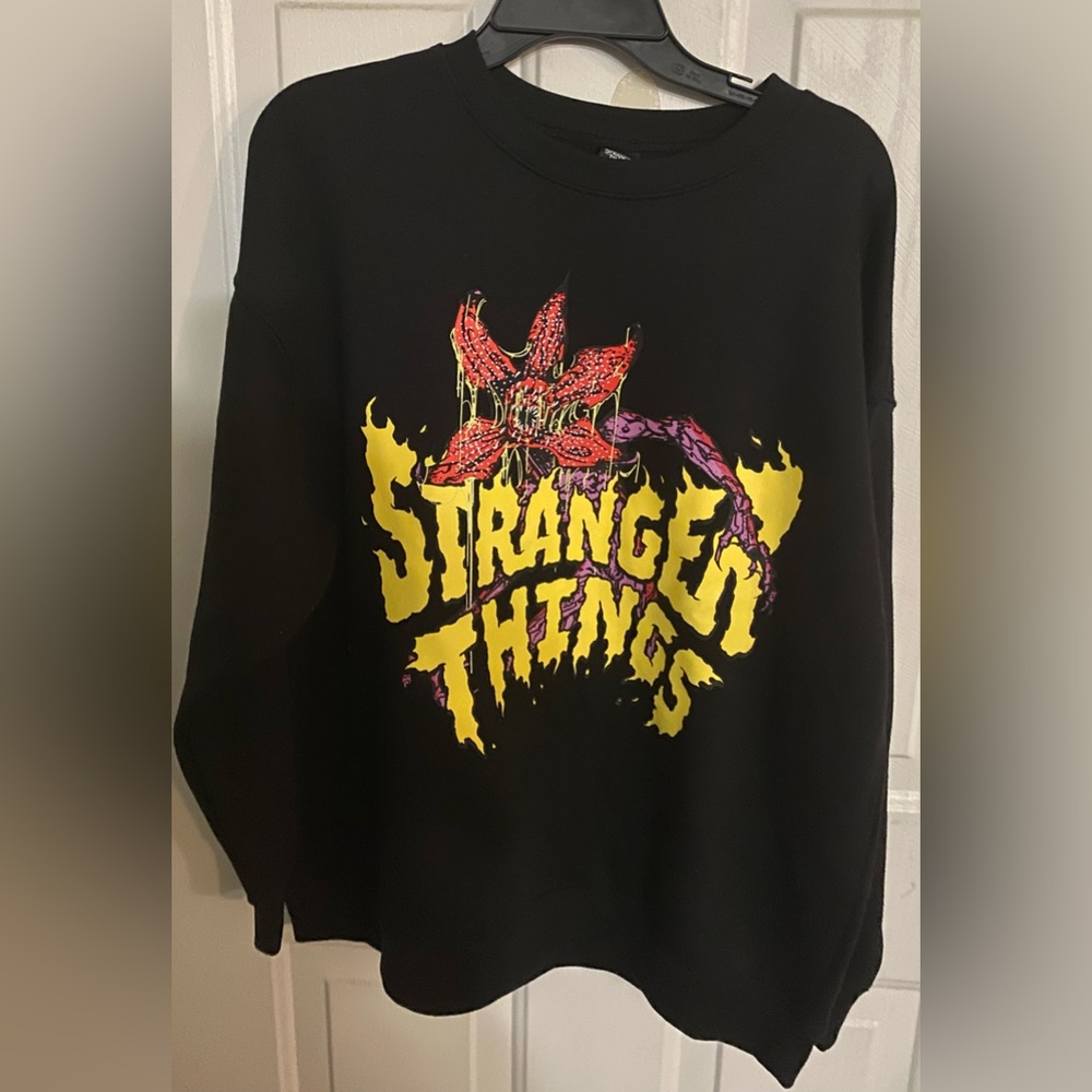 STRANGER THINGS WOMENS SWEATSHIRT MEDIUM NEW